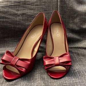 Nine & Co. Red open toe heels with red bow.